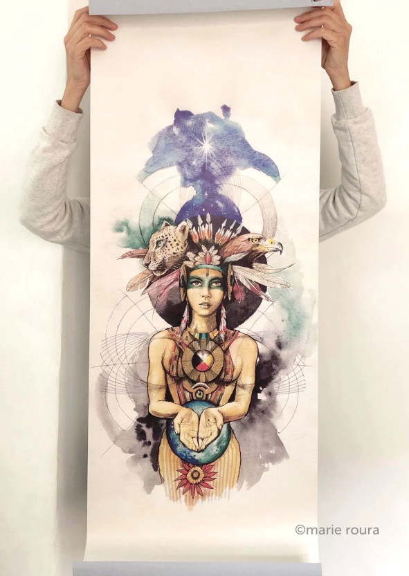 Une personne brandissant un tableau représentant une femme tenant une baguette magique.